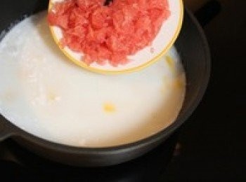 step8: 加入椰奶，芒果粒和柚子，輕輕攪拌