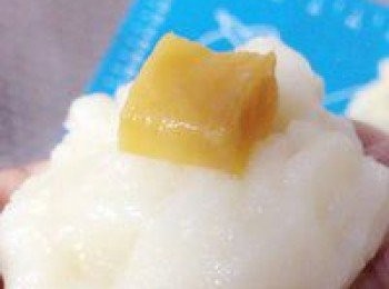 step7: 壓扁，包上芒果