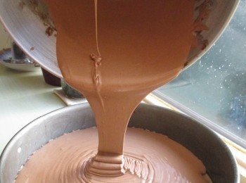 step3: 將已攪拌好的液狀輕裝於蛋糕容器裡。