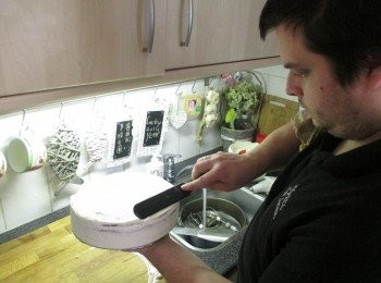 step10: 內在層次完成後，再來就是外在層次，從頂層至邊緣均塗抹上鮮奶油。