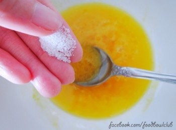 step2: 加入奶油，鹽，鮮奶和幾滴的香草精，再拌勻。