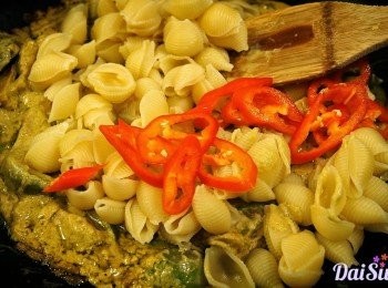 step8: 加入蜆殼粉及紅椒，拌勻煮一分鐘。