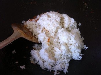step4: 加入冷飯和胡椒粉大火炒翻。