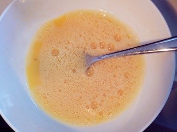 step2: 雞蛋加入一茶匙砂糖,打發好備用。