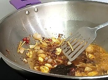 step3: 加入麻辣醬炒勻，再依次加入蠔油、花雕酒、糖炒勻