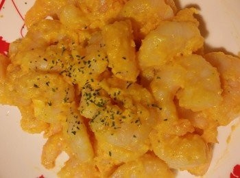 step1: 咸蛋煲熟取其蛋黃。
蝦仁洗淨瀝乾水份，下胡椒粉及麻油醃15分鐘。
咸蛋用叉壓爛。