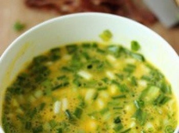 step3: 雞蛋打散加一小勺水打勻後加入切碎的蔥花和少許鹽攪拌均勻