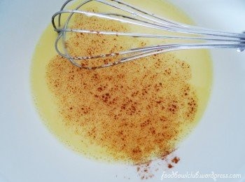 step7: 然后，添加1小匙的肉桂粉在蛋汁里