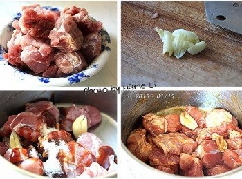 step1: 排骨洗淨放置鍋中，拍些蒜瓣進去
素蠔油、糖加入一起拌勻
保鮮膜封起來送進冰箱醃漬一個小時以上