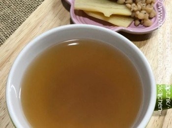 step1: 生熟薏米洗淨用水浸泡；薑片拍扁；將所以材料洗淨。