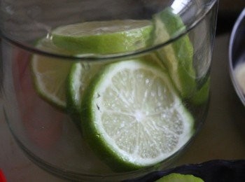 step4: 放置3-4片的檸檬片進去密封罐中。