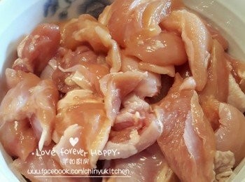step1: 雞腿肉洗淨, 去雞皮及切成粗條