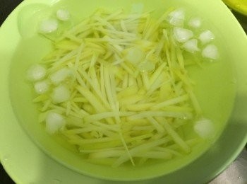 step3: 水滾，落土豆絲煮30秒，撈起浸冰水5分鐘，盛起，索乾水放入雪櫃。