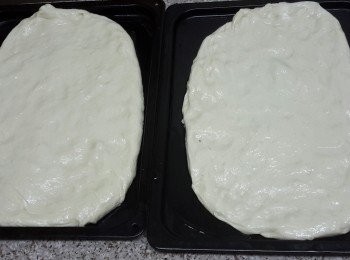 step5: 將麵糰塑成長型，放在塗有橄欖油的烤盤上