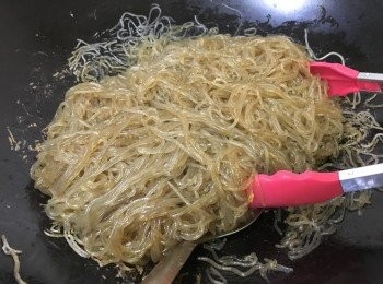 step10: 燒熱鍋子, 中火加入粉絲快炒, 加入<span class="group_2">調味</span>汁快攪均