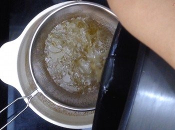 step5: 雞湯煮好後，隔料留湯備用