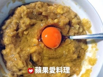 step3: 打入蛋，用湯匙攪拌均勻。