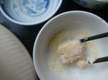 step7: 然後在拌勻的鹽、白糖、雞精中打個滾。