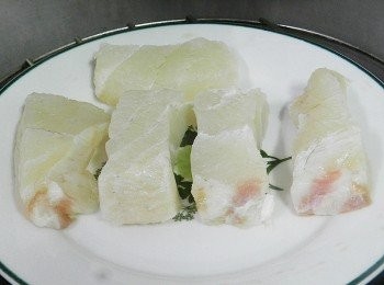 step2: 將魚排去掉於皮(魚皮剪塊備用)，切塊入電鍋(外鍋一杯水)