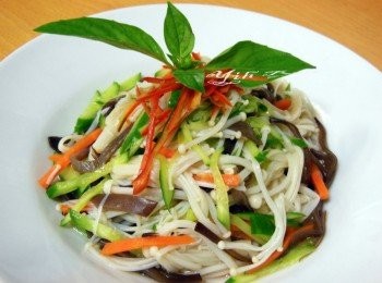 step1: 水滾將<span class="group_1">材料</span>一一下鍋燙熟(小黃瓜除外).金針菇快速川燙熟撈起沖涼.加入<span class="group_3">調味料</span>拌勻.再加入小黃瓜絲輕輕拌一下.放上[裝飾<span class="group_1">材料</span>]