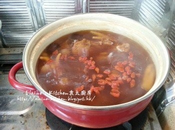 step6: 1 1/2小時後加入杞子繼續用慢火蓋上蓋煲15分鐘