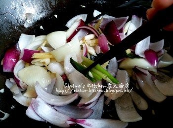 step8: 加入紫洋蔥 , 洋蔥拌勻炒至微身 , 夾起蔥白去掉