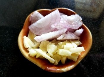 step1: 蒜頭，乾蔥