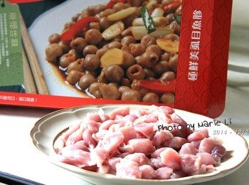 step1: 『極鮮美虱目魚胗』來自於
國內虱目魚第一品牌的『府城館』
使用的是台南在地新鮮養殖的虱目魚
因為一條魚只有一顆魚胗，所以特別的珍貴
收到的魚胗滿滿一盒 300g
興奮地想著該要怎樣來好好的料理品嘗它
於是，嘗試了《燒烤》與《熱炒》兩種方式的烹調
小小一顆魚胗煮熟後外型似龍珠
口感聽說一極棒的Q彈唷~