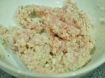step2: 將豬肉腸的外層膜撕開，將肉放入碗內，下1/4茶匙鹽及少許黑胡椒粉調味，再下麵包糠拌勻備用