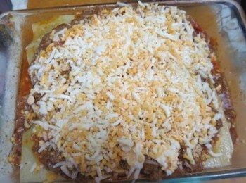 step9: 如是者4－5層後，最頂鋪上最後的肉醬及芝士後
入爐烤25分鐘即可