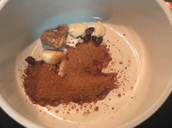 step2: 鍋裡下少許文油炒香蒜、薑、八角，轉小火下糖炒溶。
