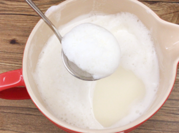 step4: 之後用工具隔走上面的白色泡沫。