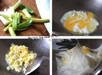step1: 蔥切段備用 洋蔥去皮洗淨切成絲狀 先起油鍋，將蛋打進鍋中 使用鍋鏟，輕輕地把蛋黃戳破 以中大火先讓蛋凝結後再輕輕拌開成蛋碎 加入洋蔥、少許鹽和一碗溫水 一起拌炒均勻後蓋上鍋蓋悶煮至洋蔥熟軟 起鍋前加入些許蔥再翻炒一下即可。