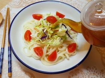 step7: 最後加入冷<span class="group_2">湯汁</span>在烏冬上，灑上芝麻即可。