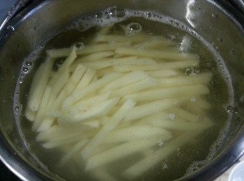 step1: 薯仔去皮切條,用半茶匙鹽先浸30分鐘,換水再浸,再每隔15分鐘換水1次,共換3次水(換水不用落鹽)