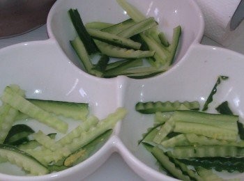 step12: 親子寶貝蛋沙拉製作:將另一條被用小黃瓜切成細絲做為鳥巢放入盤中