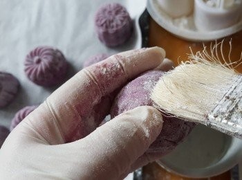 step21: 包好榴槤的皮要搽上一層炒熟的糯米粉,然後放入模內吸模