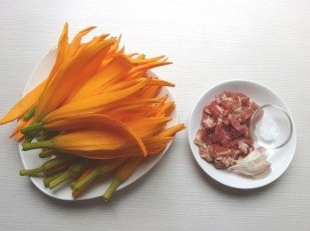 step1: 準備材料。蒜頭切碎。豬肉絲可用一點鹽,胡椒粉及芝麻香油先抓醃,炒過後會更好吃喔!