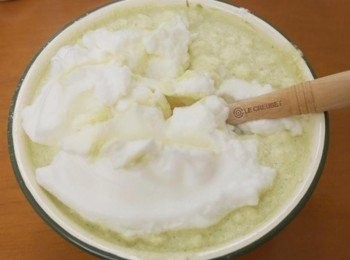 step6: 將蛋白霜加入麵粉液中並且快速混和!!