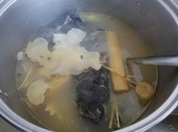 step8: 做法 :

先將螺頭切片 , 用薑片 , 黃酒出水備用 , 用約 3 公升水放入材料 , 大火滾起再轉中細火煲 2'1/2 小時 , 之後蓋好焗 45 分鐘 , 加入調味料大火滾起 , 完成 .