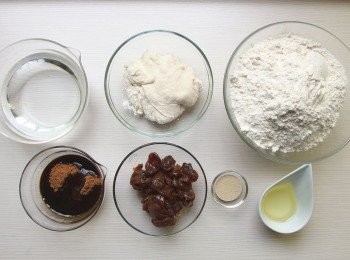 step1: 準備材料。黑糖粉先過篩,再加入黑糖蜜混合。