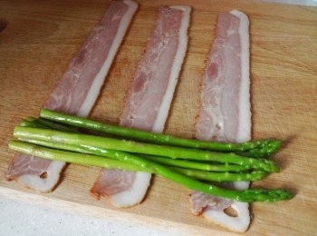 step2: 用煙肉包住數條 (8條) 露筍, 卷成柱狀再切段, 撤點黑胡椒