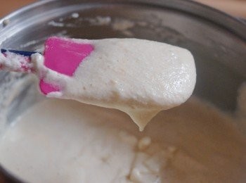 step3: 然後下牛奶及植物油到蛋黃糊內，拌勻。再篩入低筋麵粉及粟粉，輕力拌勻
