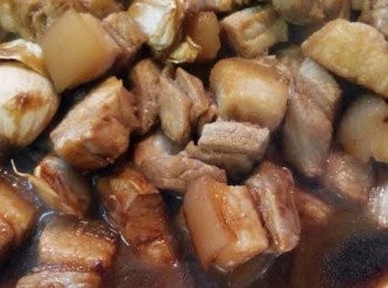 step2: 嗆入一大匙米酒加上調味料，稍微拌炒，繼續悶煮20分鐘，讓五花肉的肥皮部分有滑潤口感。（Jojo建議調味料部分請自行調整，每個人口味不一樣）