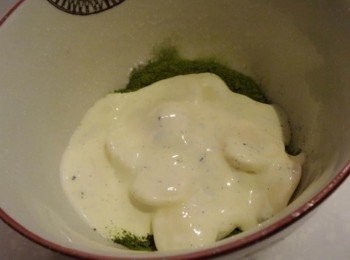 step2: 將步驟一的熱鮮奶油液沖入白巧克力與抹茶粉中快速拌勻。若溫度不夠、白巧克力沒融化完全，可以回鍋加熱。攪拌至白巧克力、抹茶粉、鮮奶油充分混合且沒顆粒即可。裝罐後密封，放入冰箱冷藏保存。