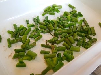 step1: 電鍋放上深盤，以HI預熱約4分鐘。加入少量油份，將部份露荀 炒香。