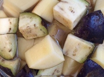 step1: 馬鈴薯洗刷乾淨切塊；素札蹄、甘筍切塊；圓茄子、粟米芯切粒。