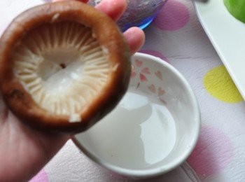 step7: 另外準備少許玉米粉水，塗抹在香菇內側