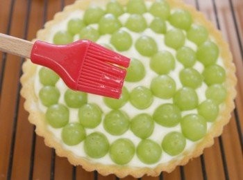 step10: 在葡萄上刷上融化的果凍液，這樣表面就會亮亮的喔 ❤ 最後撒上少許糖粉即完成。