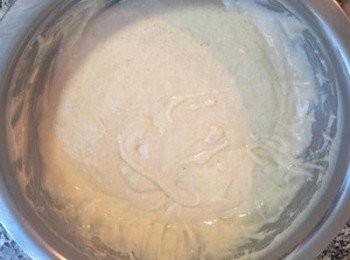 step3: 加入蛋和牛奶混勻，不需過度攪拌，靜置幾分鐘讓<span class="group_2">鬆餅</span>漿穩定。（混好後最好在30分鐘內用完喔～）